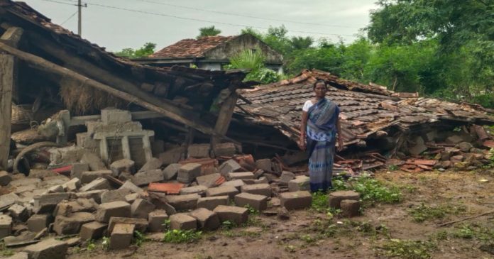 కూలిన ఇల్లు.. తప్పిన ప్రమాదం.!