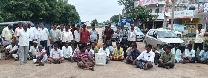 పుల్కల్ లో రోడ్డెక్కిన రైతన్నలు