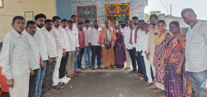 ఇందిరమ్మ లబ్ధిదారునికి ఘన సన్మానం