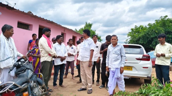 మాజీ సర్పంచ్ కూమారుడి వివాహ ఏర్పాటులో పాల్గొన్న మాజీ ఎమ్మెల్యే