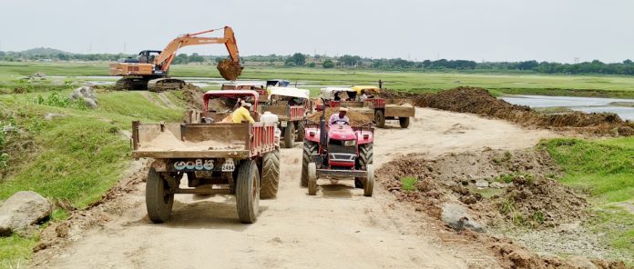 చెరువు పునరుద్ధరణా.. చెరువు గర్భానికే గండమా..?