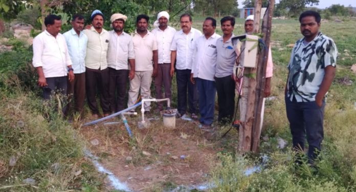 బస్వాపూర్ లో బోర్వేల్ రీచార్జ్ స్ట్రక్చర్ కు మార్కౌట్ వేసిన ఎంపీడీఓ