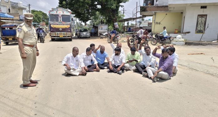 రాహుల్ గాంధీ దిష్టిబొమ్మ దహనానికి యత్నం.. అడ్డుకున్న పోలీసులు