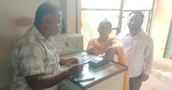 జగదీష్ రేషన్ దుకాణంలో ఈ కేవైసీ నమోదు ప్రారంభం