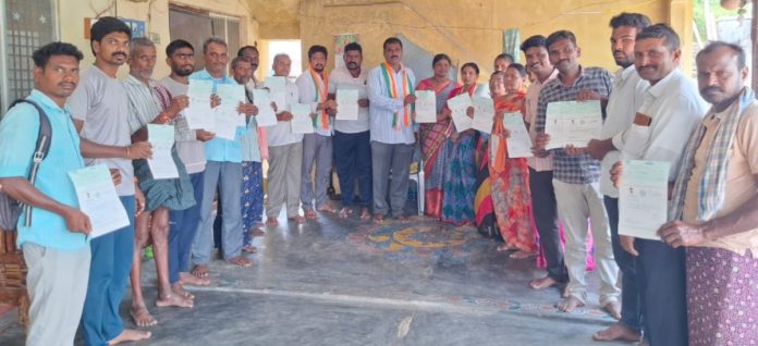 సీఎంఆర్ఎఫ్ చెక్కుల పంపిణీ