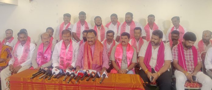 కోమటిరెడ్డి రాజగోపాల్ రెడ్డి వ్యవహార శైలితో మునుగోడు వెనుకబడింది