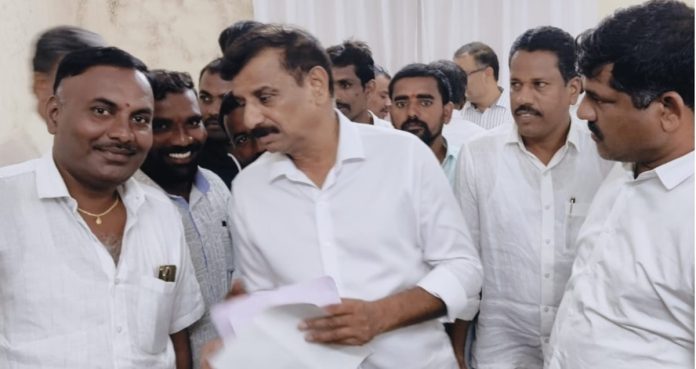 కాన్గల్ గ్రామాభివృద్ధికి సహకరించాలని ఎమ్మెల్యేకు వినతి