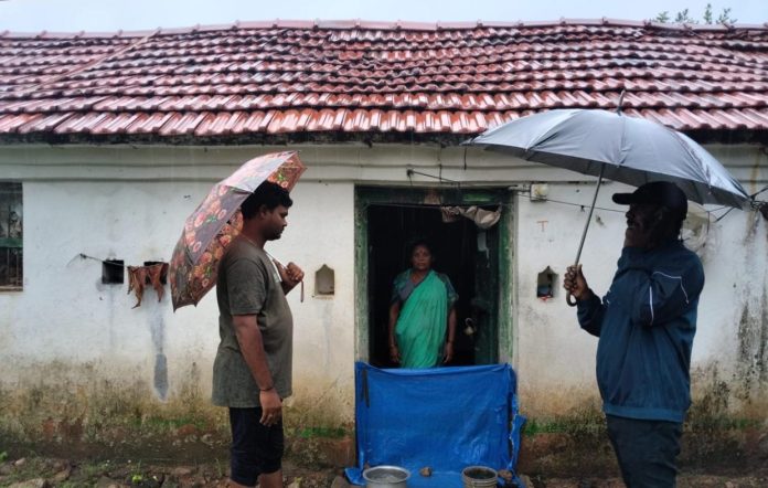 ఇండ్లు కూలిన బాధితులకు ఆశ్రయం కల్పించిన అధికారులు