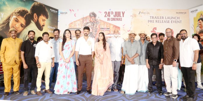 వైవిధ్యమైన కథ, కథనాలతో ‘హే చికీతా