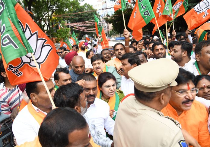 బీజేపీ నేతల వీరంగం