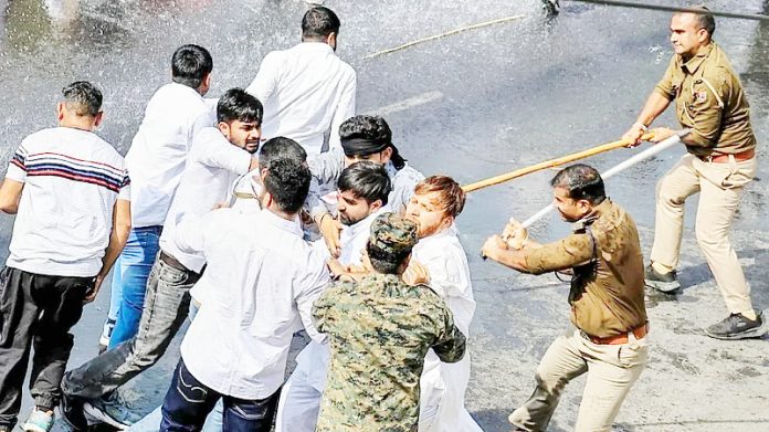 నిరసనలపై విరిగిన లాఠీ
