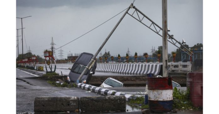 కాశ్మీర్లో ఆకస్మిక వరదలు