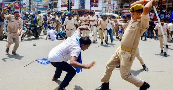 లాఠీ ఛార్జ్