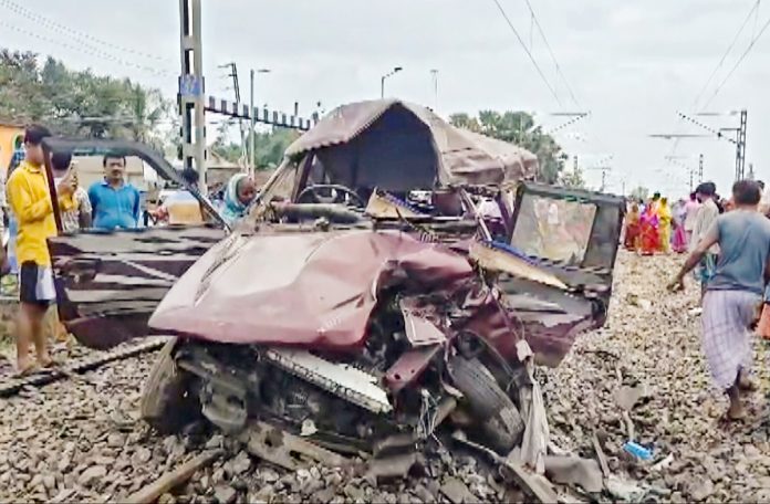 బెంగాల్లో ఘోరం కారు ను ఢీకొన్న రైలు