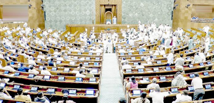 దద్దరిల్లిన పార్లమెంట్