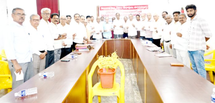 ప్రభుత్వ పాఠశాలల మూసివేత తగదు