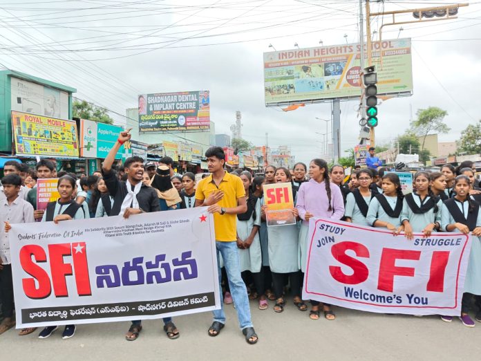 ఢిల్లీలో విద్యార్థులపై లాఠీచార్జికి ఖండన