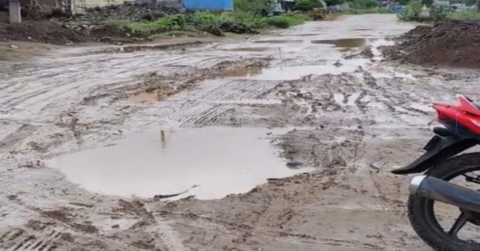 చినుకు పడితే పెద్ద గుల్ల రోడ్డు చిత్తడే