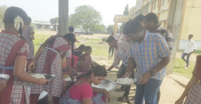 వంట నిర్వాహకులకు సరుకుల భారం.!