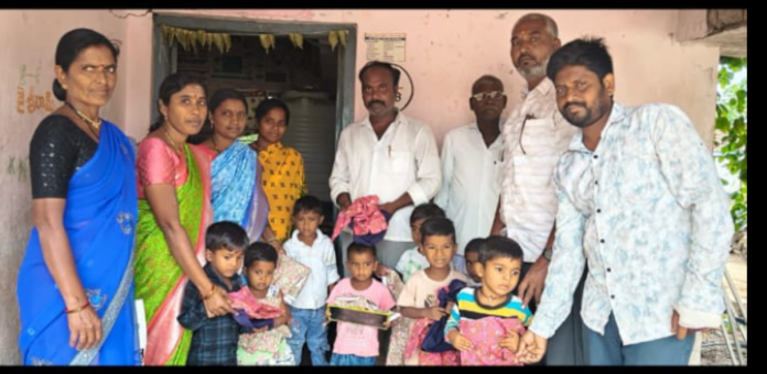 అంగన్వాడి చిన్నారులకు దుస్తుల పంపిణీ
