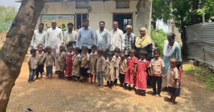 అంగన్వాడి చిన్నారులకు దుస్తుల పంపిణీ