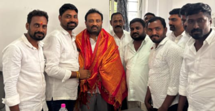 ఎమ్మెల్యేను సన్మానించిన సర్పంచులు