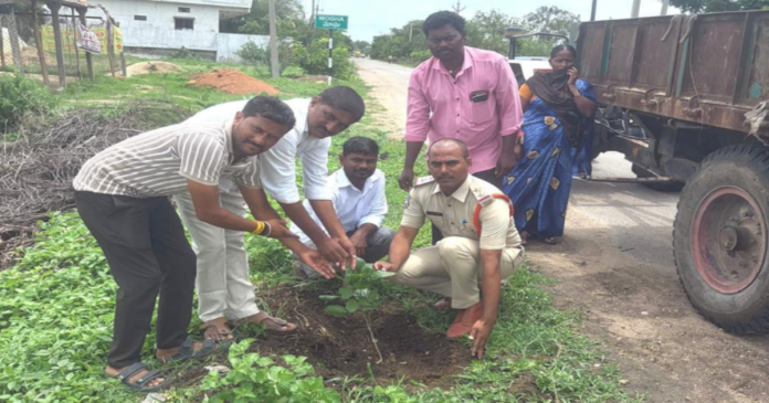 మొక్కలతోనే మానవుడికి మనుగడ: ఎస్సై