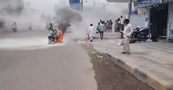 పెట్రోల్ బంక్ వద్ద స్కూటీలో మంటలు..