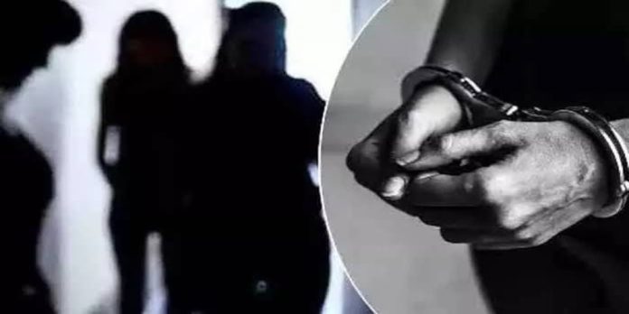 వ్యభిచార గృహంపై పోలీసుల దాడి