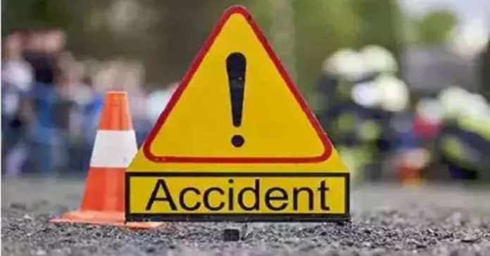 ఆటోను ఢీకొట్టిన లారీ..నలుగురు మృతి