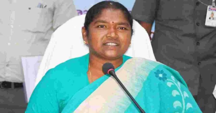 నేడు ఢిల్లీకి వెళ్లనున్న మంత్రి సీతక్క