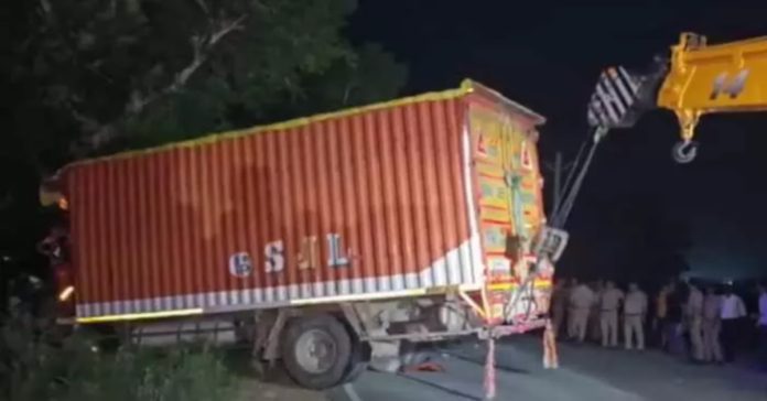 ఆగివున్న బస్సును ఢీకొట్టిన ట్రక్.. ఐదుగురు మృతి