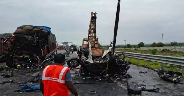 ఘోర రోడ్డు ప్రమాదం..ఆరుగురు మృతి
