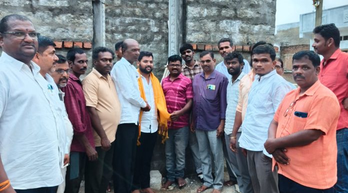 ఆలయ నిర్మాణానికి విరాళం అందజేత