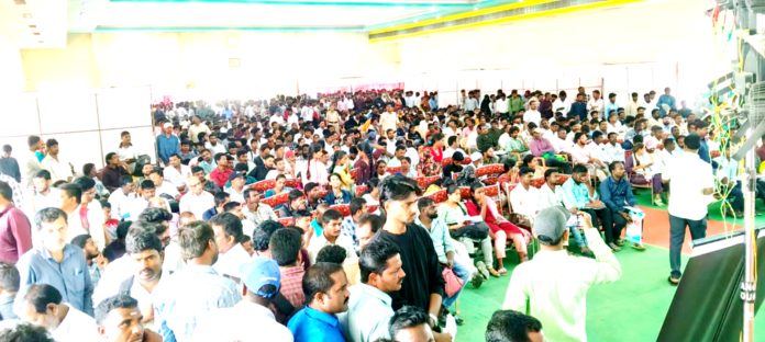 స్థానికంగా ఉపాధి కరువై