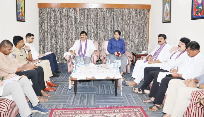 సమస్యల పరిష్కారాన్ని వేగవంతం చేయాలి