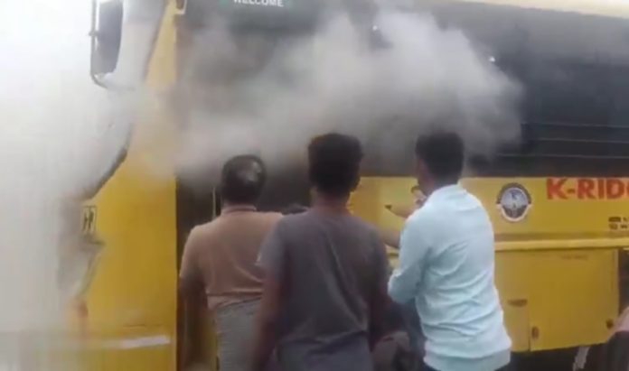 స్కూల్ బస్సులో మంటలు..