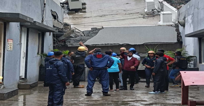 మహారాష్ట్రలో కూప్పకూలిన భవనం