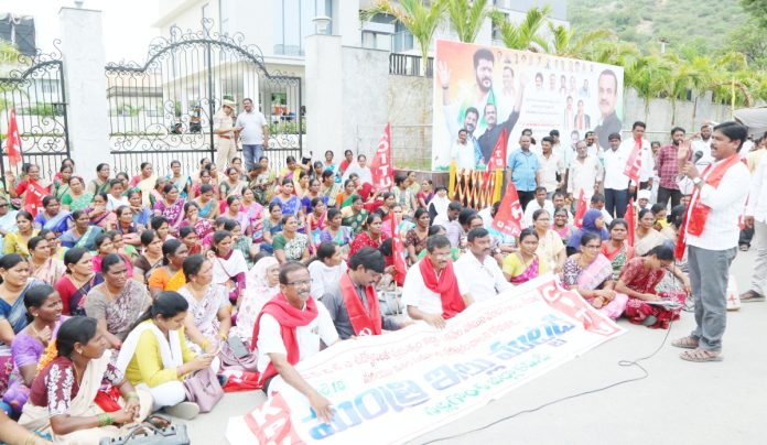 మంత్రి కోమటిరెడ్డి క్యాంపు ఆఫీస్ను ముట్టడించిన వీఓఏలు