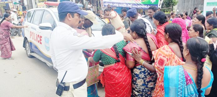నిలువ నీడ కోసం పేదల ఆందోళన