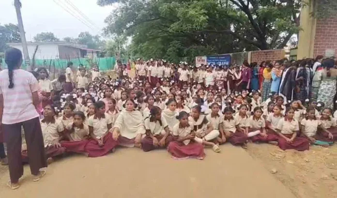 నీళ్ల కోసం రోడ్డెక్కిన గురుకుల విద్యార్థినులు