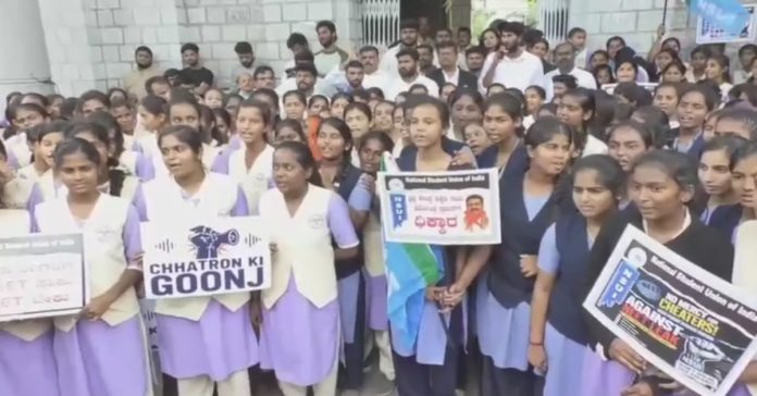 “మాకు NEET వద్దు, CET కావాలి..కర్నాటకలో విద్యార్థుల భారీ ఆందోళన
