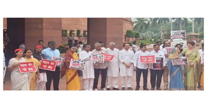 పార్లమెంట్ వద్ద ప్రతిపక్షాల ఆందోళన