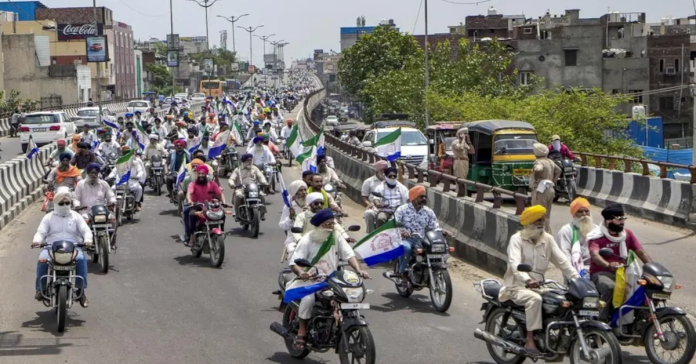ఢిల్లీకి రాకుండా రైతులను అడ్డుకున్న పోలీసులు