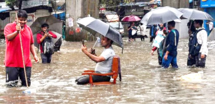 భారీ వర్షాలతో ముంబయి అస్తవ్యస్తం