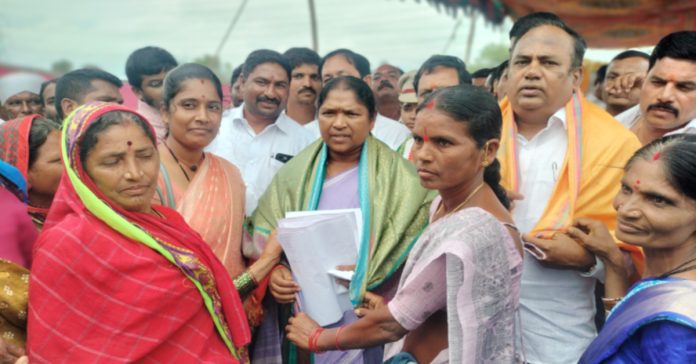 పేదలు సన్నబియ్యం తింటే బీజేపీ, బీఆర్ఎస్ కడుపు ఉబ్బుతుంది: మంత్రి సీతక్క