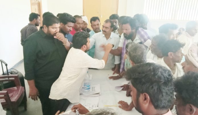 పత్తి విత్తనాల పంపిణీలో గందరగోళం