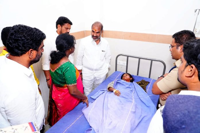 కూలీల వాహనాన్ని ఢీకొట్టిన ఆర్టీసీ బస్సు