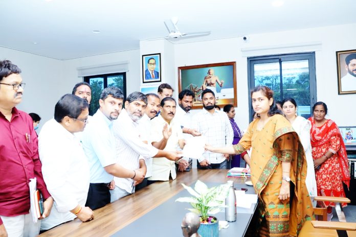 హనుమకొండ డీఎంహెచ్ఓపై ఉద్యోగ సంఘాల కన్నెర్ర