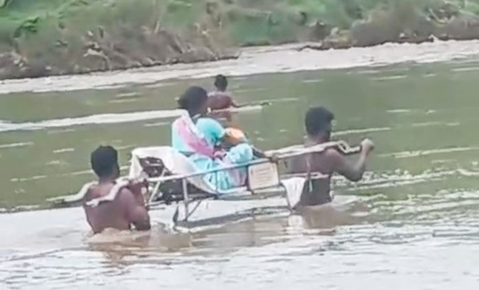 గర్భిణీకి వరద కష్టాలు